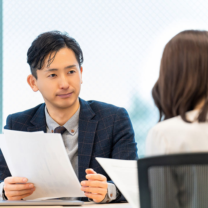 オリエンテーションや銀行口座開設などのサポート